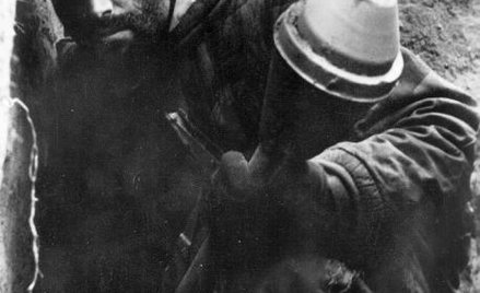 Niemiecki żołnierz z panzerfaustem, walki na Węgrzech, październik 1944 r.
