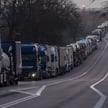 Po polskiej stronie granicy stoi w kolejkach 2900 ciężarówek z Ukrainy. Protestujący przepuszczają z
