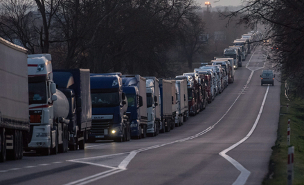 Po polskiej stronie granicy stoi w kolejkach 2900 ciężarówek z Ukrainy. Protestujący przepuszczają z