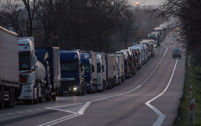 Po polskiej stronie granicy stoi w kolejkach 2900 ciężarówek z Ukrainy. Protestujący przepuszczają z