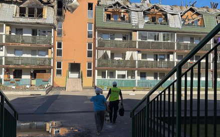 Policjanci przed spalonym budynkiem w Ząbkach