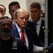 Donald Trump wchodzący do nowojorskiego sądu