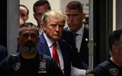 Donald Trump wchodzący do nowojorskiego sądu