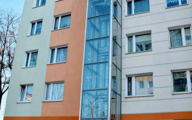 Zewnętrzna winda zamontowana w bloku na warszawskiej Ochocie może stać się przykładem dla innych nie