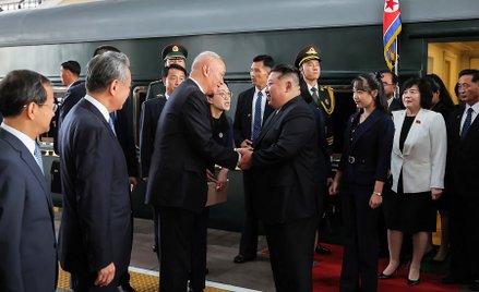 Kim Ju-ae (widoczna za plecami Kim Dzong Una) przyjechała do Pekinu z ojcem