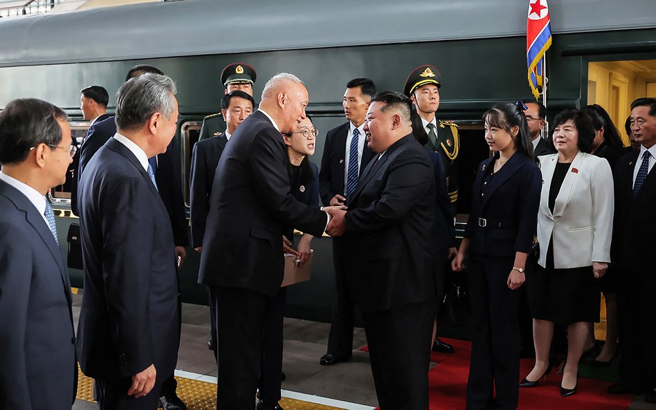 Kim Ju-ae (widoczna za plecami Kim Dzong Una) przyjechała do Pekinu z ojcem