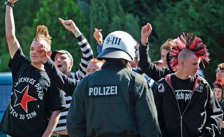 Lewicowi demonstranci protestują w Altenburgu przeciw neonazistowskiej partii NPD. 2008 r.