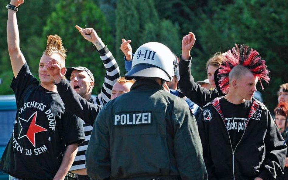 Lewicowi demonstranci protestują w Altenburgu przeciw neonazistowskiej partii NPD. 2008 r.
