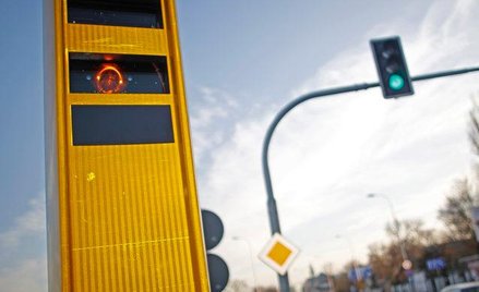 Nowoczesne urządzenia (jak to w Warszawie) rejestrują np. wjazd na czerwonym świetle. Ale gdy zrobią