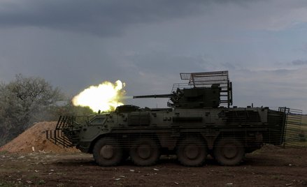 Ukraiński kołowy transporter opancerzony BTR-4 podczas ćwiczeń Sił Zbrojnych Ukrainy w obwodzie char