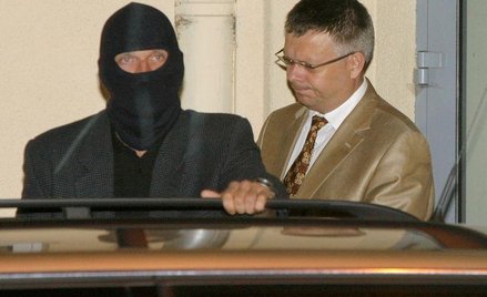 Janusz Kaczmarek opuszcza Prokuraturę Okręgową przy ul. Chocimskiej w Warszawie pod eskortą oficerów