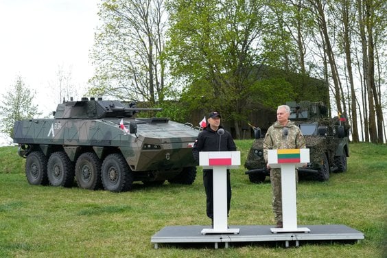 Prezydencki Polski i Litwy, Karol Nawrocki i Gitanas Nausėda, na konferencji prasowej podczas ćwicze