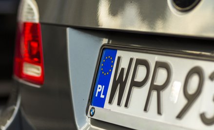 Od 10 czerwca zmiana dla kierowców. Mniejsze tablice rejestracyjne z nowym wzorem