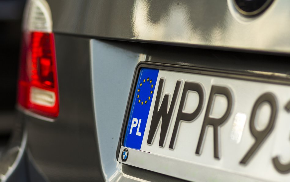 Od 10 czerwca zmiana dla kierowców. Mniejsze tablice rejestracyjne z nowym wzorem