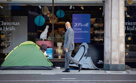 Centrum Londynu. Namioty bezdomnych przed słynnym sklepem z wyposażeniem domu, listopad 2020 r.