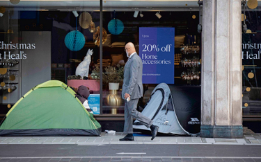 Centrum Londynu. Namioty bezdomnych przed słynnym sklepem z wyposażeniem domu, listopad 2020 r.