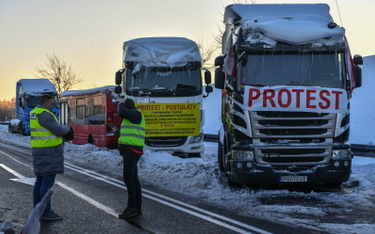 Protest przewoźników przed przejściem granicznym w miejscowości Hrebenne