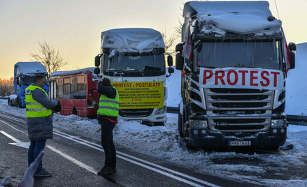 Protest przewoźników przed przejściem granicznym w miejscowości Hrebenne