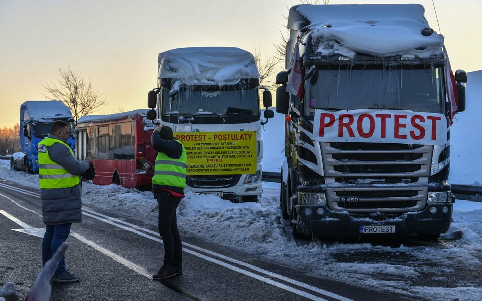 Protest przewoźników przed przejściem granicznym w miejscowości Hrebenne