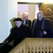 Jarosław Kaczyński wychodzi po spotkaniu z Viktorem Orbanem z pensjonatu Zielona Owieczka