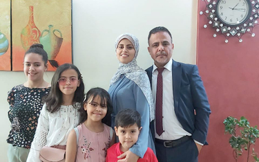 Osama Abo Zebida z żoną Lubną i dziećmi. Zdjęcie sprzed czterech miesięcy zrobione w ich domu w Gazi