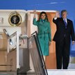 Prezydent Stanów Zjednoczonych Donald Trump z żoną Melanią Trump wychodzi z samolotu Air Force One n