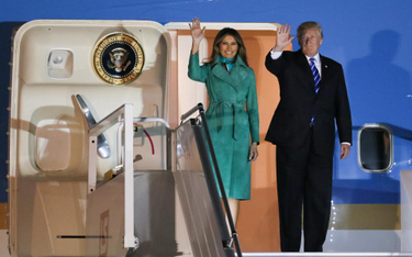 Prezydent Stanów Zjednoczonych Donald Trump z żoną Melanią Trump wychodzi z samolotu Air Force One n