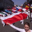1 maja 2004 roku. Manifestacja młodzieży łódzkich szkół przeszła ul. Piotrkowską z okazji wstąpienia