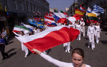 1 maja 2004 roku. Manifestacja młodzieży łódzkich szkół przeszła ul. Piotrkowską z okazji wstąpienia