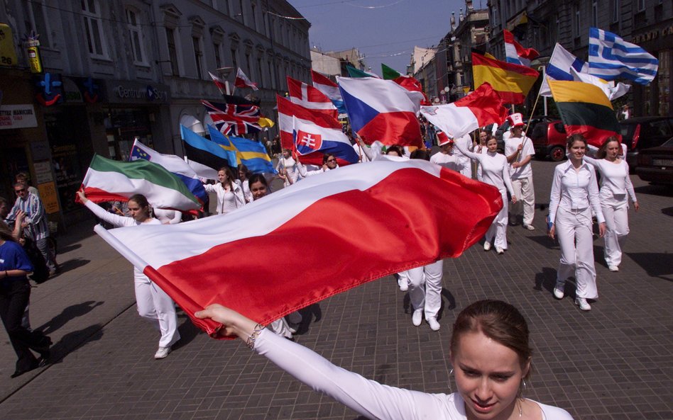 1 maja 2004 roku. Manifestacja młodzieży łódzkich szkół przeszła ul. Piotrkowską z okazji wstąpienia