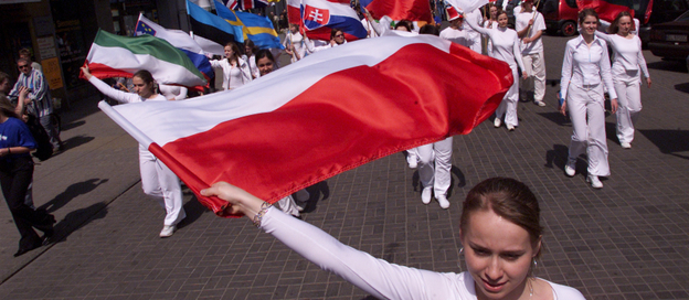 1 maja 2004 roku. Manifestacja młodzieży łódzkich szkół przeszła ul. Piotrkowską z okazji wstąpienia