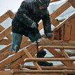 Osobie wykonującej pracę na mrozie, trzeba zapewnić gorące napoje