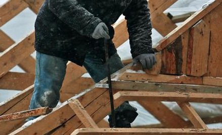Osobie wykonującej pracę na mrozie, trzeba zapewnić gorące napoje