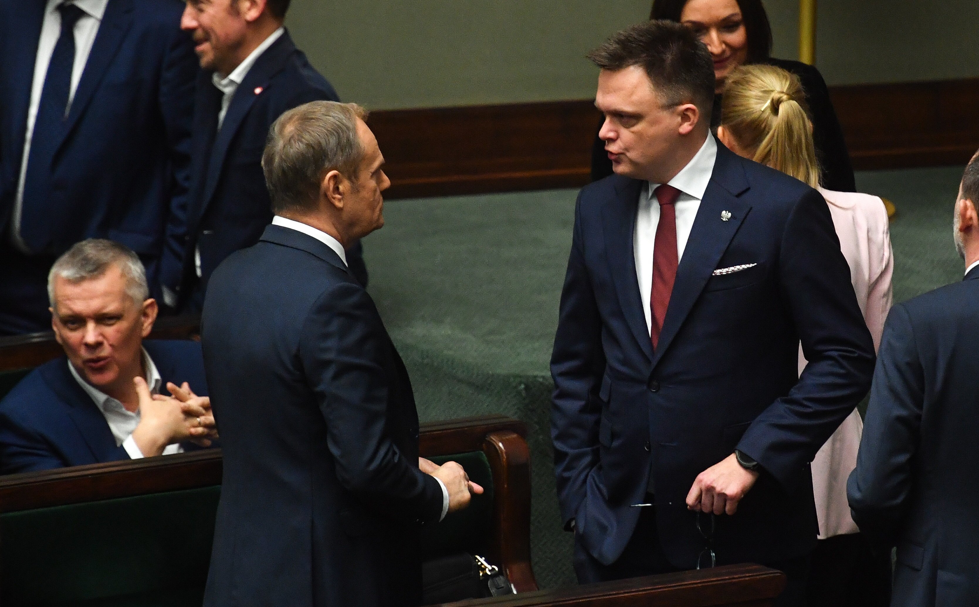 Sondaż: KO goni PiS, a partia Szymona Hołowni jest coraz dalej od Sejmu