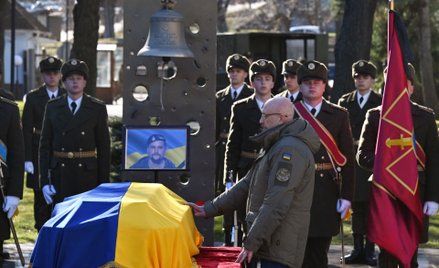 Ołeksij Reznikow na pogrzebie żołnierza, który zginął w Donbasie przed rosyjską agresją