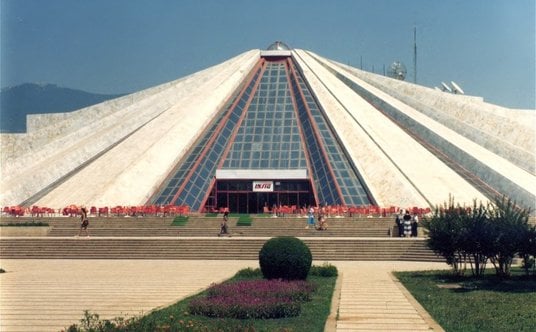 „Piramida” w Tiranie w latach 90.