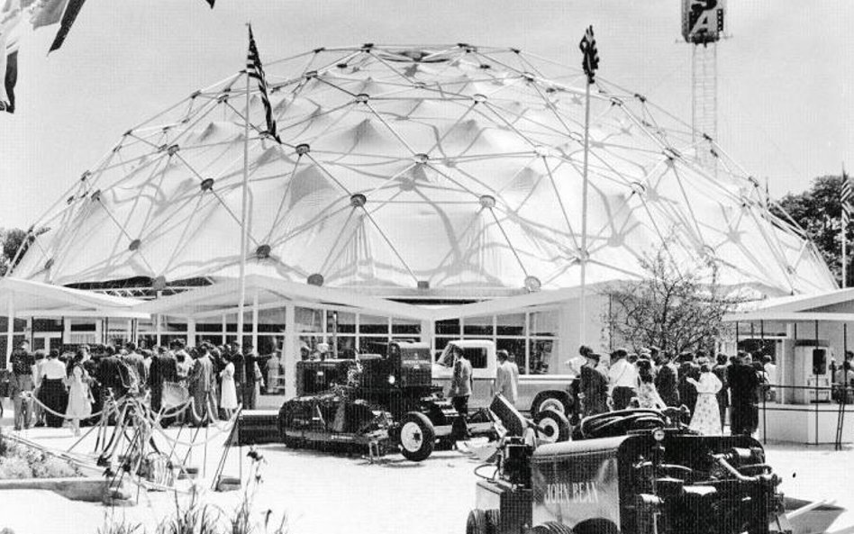 Pawilon USA na MTP 1957 r. Po targach pojechał na Triennale do Mediolanu.