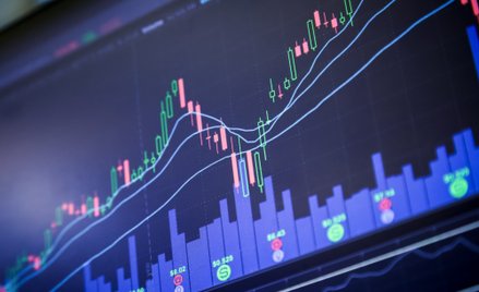 Rynkiem miota, ale pociąg jeszcze trzyma się torów