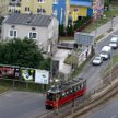 Dom, który utrudnia ruch uliczny przy ul. Powstańców Śląskich w Warszawie
