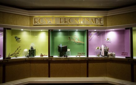 Luksusowe produkty prezentowane w handlowym pasażu Royal Promenade.