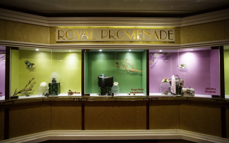 Luksusowe produkty prezentowane w handlowym pasażu Royal Promenade.