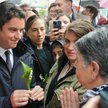 Premier Francji Gabriel Attal z konwalią podczas spotkania z mieszkańcami Beaugency w departamencie 