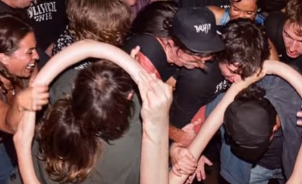 Reklamy torebki Valentino we współpracy z Total Emotional Awareness pojawiły się na profilach tej fi