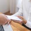 Od premii z programu rekomendacji pracowniczych firma nie pobiera zaliczki na PIT