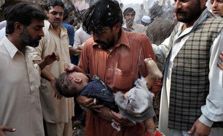 Pakistan, Peszawar. Dziecko - jedna z 80 ofiar zamachu bombowego