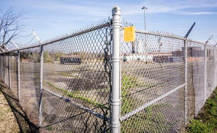 Kiedy budowa parkanu czy wiaty firmowej wymaga pozwolenia