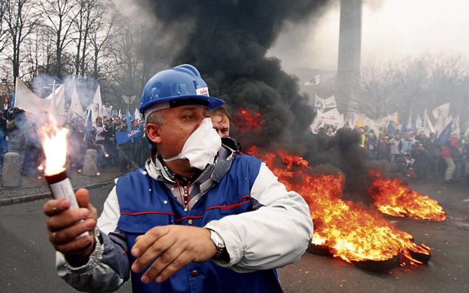 Związki zawodowe protestowały wczoraj pod Sejmem przeciw rządowym propozycjom dotyczącym emerytur po