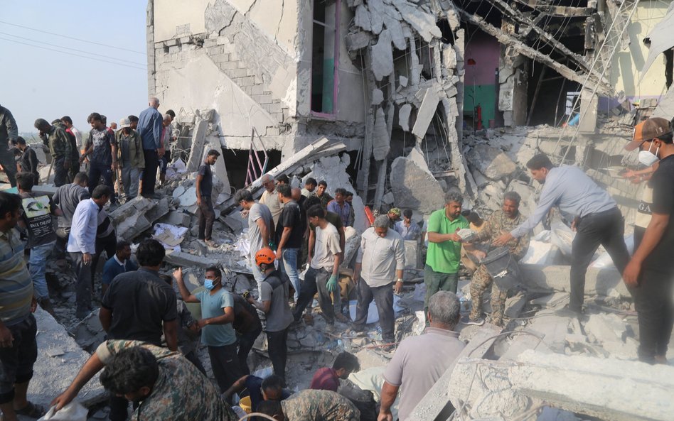 Akcja ratunkowa w miejscowości Minab w Iranie, gdzie wojska USA lub Izraela zbombardowały szkołę pod