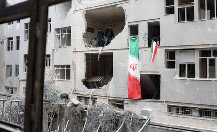 Teheran, budynek uszkodzony w nalocie podczas trwającego od kilkunastu dni ataku USA i Izraela na Ir