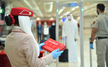 Emirates mierzą temperaturę i rozdają zestawy higieniczne